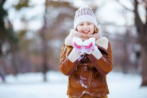 Sorridente Ragazza Elegante Con Guanti Cappello Maglia Cappotto Pelle Pecora — Foto Stock