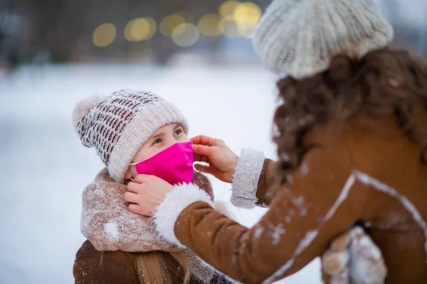 Elegante Madre Bambino Cappello Maglia Cappotti Pelle Pecora Con Maschera — Foto Stock