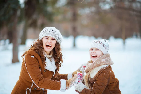 Mère Enfant Souriants Modernes Avec Des Chapeaux Tricotés Des Manteaux — Photo