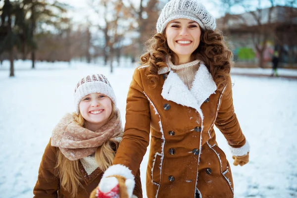 Lächelnd Schicke Mutter Und Kind Strickmütze Und Schaffellmänteln Winter Draußen — Stockfoto