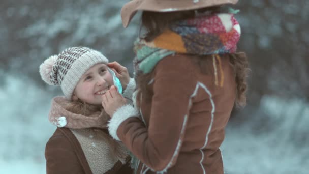 Élégante Mère Enfant Dans Chapeau Manteaux Peau Mouton Avec Masque — Video