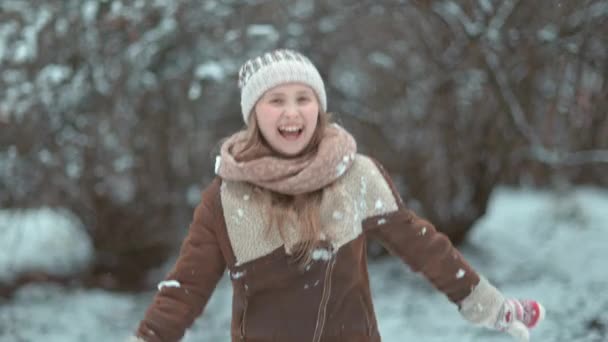 Porträt Eines Fröhlichen Modernen Mädchens Winter Stadtpark Mit Strickmütze Und — Stockvideo