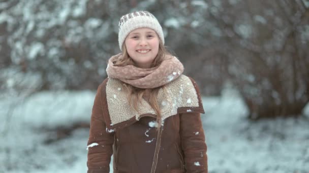 Портрет Улыбающегося Стильного Ребенка Городском Парке Зимой Трикотажной Шляпе Овечьей — стоковое видео