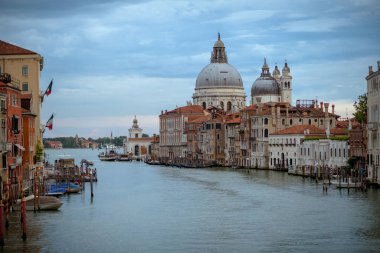 Venedik, İtalya 'da bazilika di santa maria della selamı ve büyük kanal manzarası.