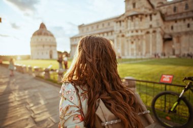 Duomo di Pisa yakınlarında gezintiye çıkan, çiçekli elbiseli, şık, yalnız gezgin bir kadın gördüm..
