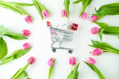 Bahar dairesi hediyelerle, lalelerle ve alışveriş arabalarıyla doluydu..