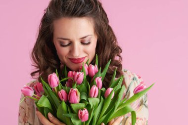 rüya gibi orta yaşlı kadın uzun dalgalı esmer saçlı lale buketli pembe tenli.