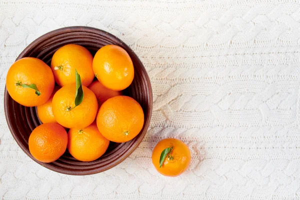 Pose Plate Hiver Avec Assiette Mandarines Sur Fond Tricoté Blanc — Photo