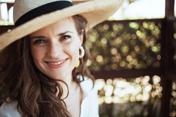 Retrato Mulher Elegante Sorridente Camisa Branca Com Chapéu Terraço Hotel — Fotografia de Stock