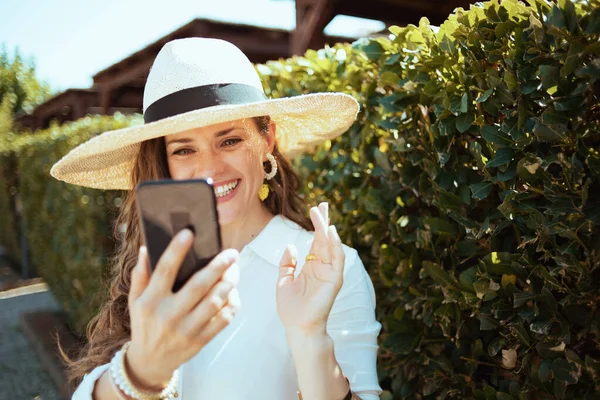 Felice Anni Casalinga Camicia Bianca Con Cappello Utilizzando Video Chat — Foto Stock