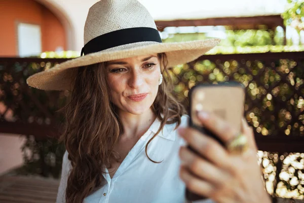 Ama Casa Moderna Mediana Edad Camisa Blanca Con Sombrero Que —  Fotos de Stock