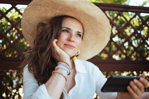 Mujer Mediana Edad Elegante Pensativo Camisa Blanca Con Sombrero Usando —  Fotos de Stock