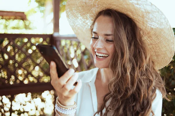 Щаслива Елегантна Жінка Середнього Віку Білій Сорочці Капелюхом Має Відеодзвінок — стокове фото
