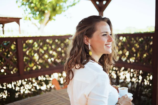 Sorridente Alla Moda Anni Casalinga Camicia Bianca Con Tazza Caffè — Foto Stock