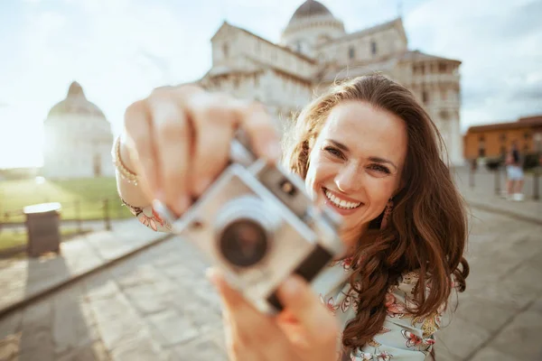 Donna Elegante Sorridente Abito Floreale Con Fotocamera Retrò Piazza Dei — Foto Stock