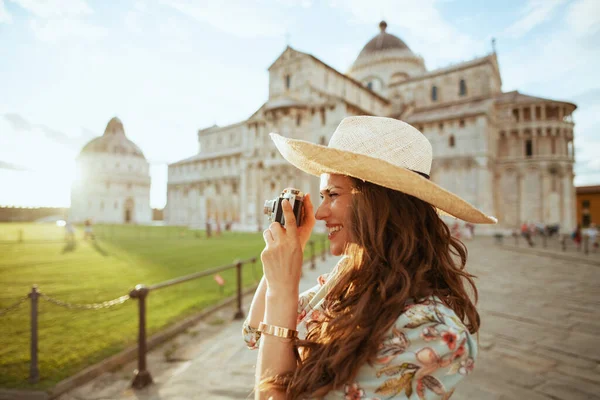 Elegante Sorridente Viaggiatrice Mezza Età Abito Floreale Con Cinepresa Cappello — Foto Stock