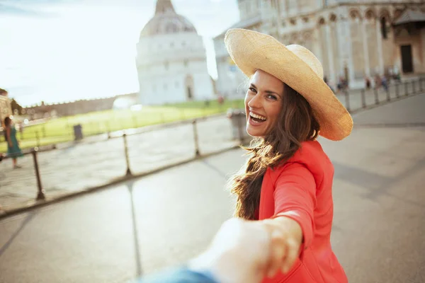 Sonriente Mujer Turista Moda Vestido Floral Con Sombrero Explorar Atracciones —  Fotos de Stock