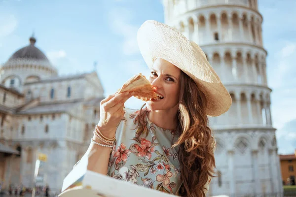 Giovane Viaggiatrice Sorridente Abito Floreale Con Pizza Cappello Vicino Alla — Foto Stock