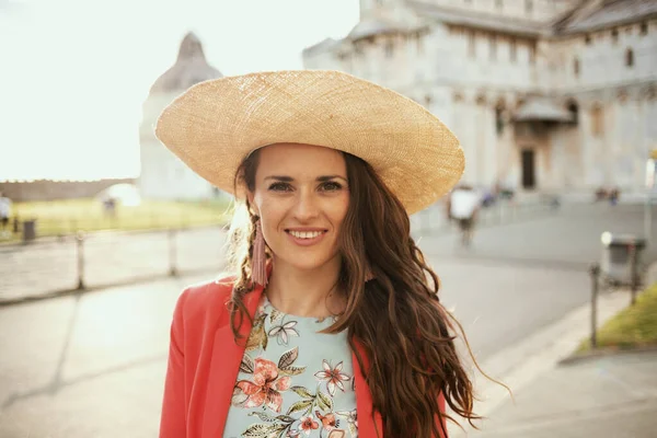 Feliz Mulher Turística Moda Vestido Floral Com Chapéu Apreciando Passeio — Fotografia de Stock