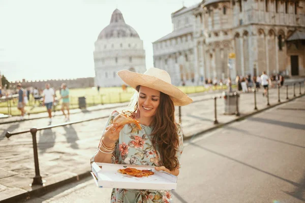 Счастливый Элегантный Одинокий Путешественник Женщина Цветочном Платье Пиццей Шляпой Рядом — стоковое фото