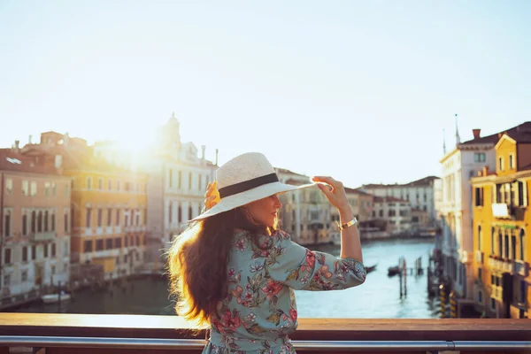 Элегантная Одинокая Туристка Цветочном Платье Шляпе Мосту Академии Венеции Италия — стоковое фото