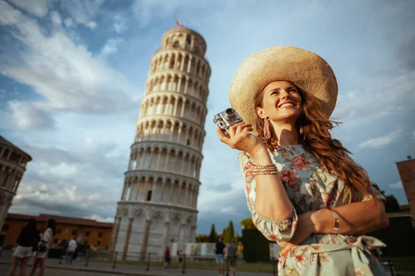 Smiling Modern Solo Tourist Woman Floral Dress Film Camera Hat — Stock Photo, Image