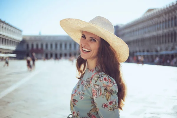 Glimlachende Trendy Vrouw Bloemenjurk Met Hoed Piazza San Marco Venetië — Stockfoto