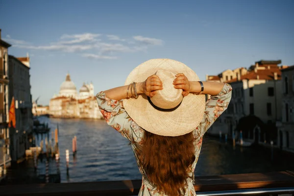 Visto Dietro Donna Moderna Abito Floreale Con Cappello Godendo Passeggiata — Foto Stock