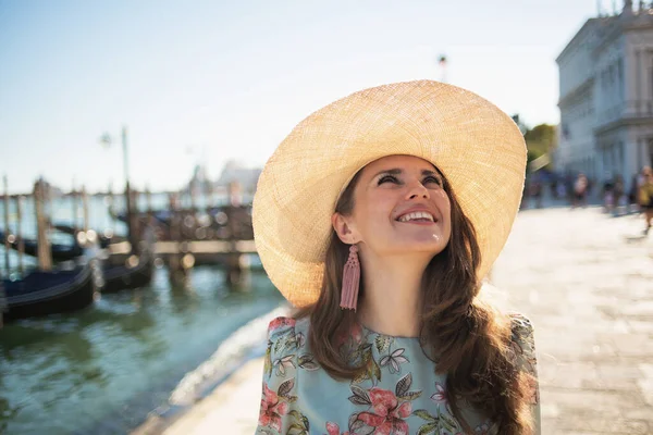 Glimlachende Stijlvolle Vrouw Bloemenjurk Met Hoed Met Wandeltocht Dijk Venetië — Stockfoto