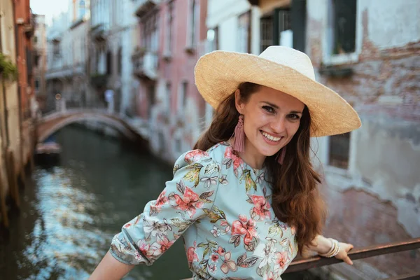 Sorridente Jovem Turista Solo Mulher Vestido Floral Com Chapéu Explorar — Fotografia de Stock