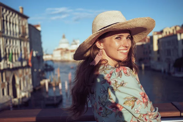 Retrato Mujer Elegante Feliz Vestido Floral Con Sombrero Disfrutando Del —  Fotos de Stock