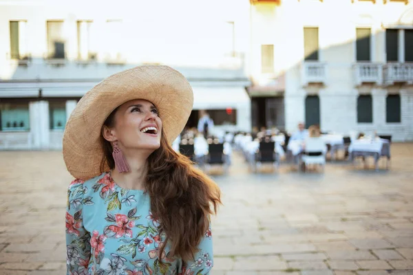 Felice Elegante Viaggiatore Donna Abito Floreale Con Cappello Esplorare Attrazioni — Foto Stock