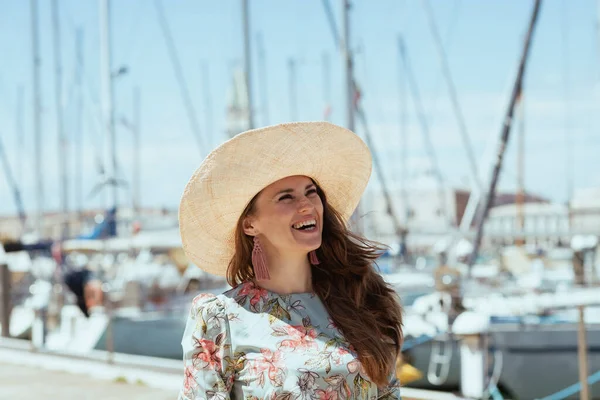 Leende Stilren Solo Resenär Kvinna Blommig Klänning Med Hatt Piren — Stockfoto