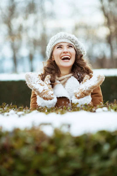 Glückliche Moderne Jährige Frau Mit Fäustlingen Strickmütze Und Schaffellmantel Winter — Stockfoto