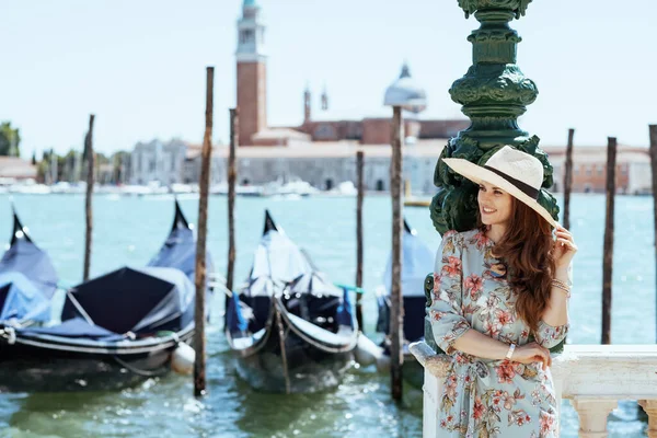 Venedik Talya Çiçek Desenli Elbisesi Içinde Mutlu Şık Bir Turist — Stok fotoğraf