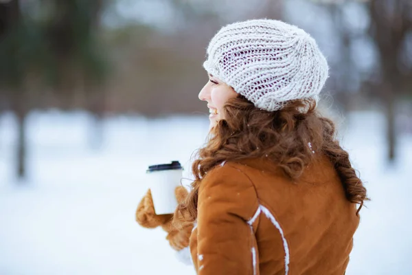 Sonriente Elegante Mujer Años Con Manoplas Taza Sombrero Punto Abrigo — Foto de Stock