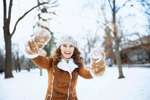 Счастливая Современная Женщина Улице Городском Парке Зимой Вязаной Шляпе Овчины — стоковое фото