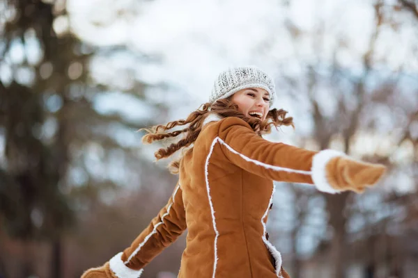 Örgü Şapkalı Kuzu Derisi Ceketli Mutlu Stil Sahibi Kadın Kışın — Stok fotoğraf