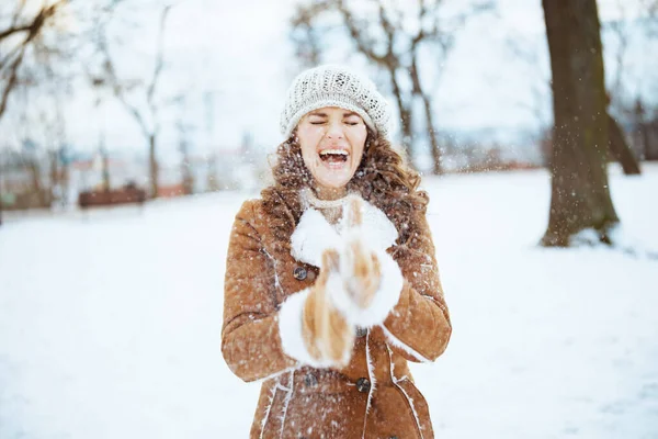 Glückliches Stilvolles Weibchen Mit Fäustlingen Strickmütze Und Schaffellmantel Das Winter — Stockfoto