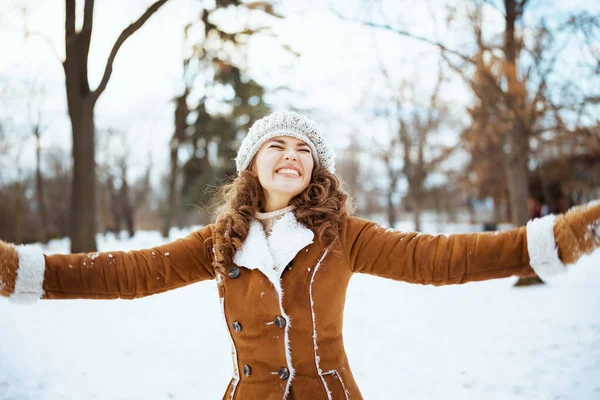 Feliz Mujer Moderna Con Manoplas Sombrero Punto Abrigo Piel Oveja — Foto de Stock