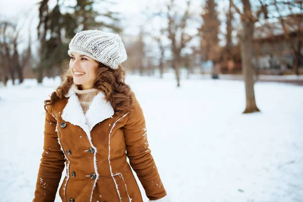 Szczęśliwa Nowoczesna Kobieta Zewnątrz Parku Miejskiego Zimie Dzianinie Kapelusz Płaszcz — Zdjęcie stockowe