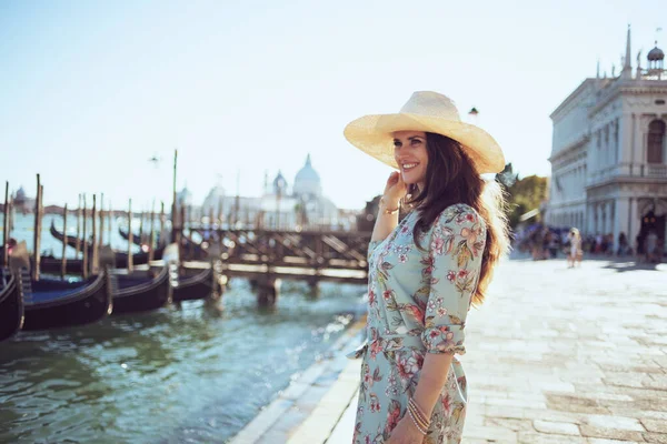 Gelukkige Stijlvolle Vrouw Bloemenjurk Met Hoed Verkennen Attracties Dijk Venetië — Stockfoto