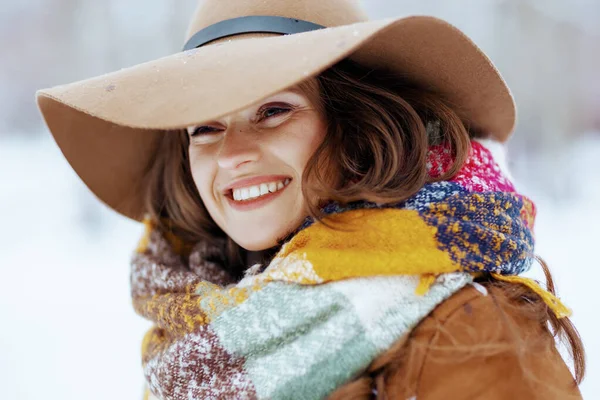 Femme Élégante Souriante Chapeau Marron Écharpe Extérieur Dans Parc Ville — Photo