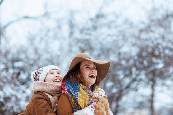 Souriant Élégante Mère Enfant Chapeaux Manteaux Peau Mouton Avec Des — Photo