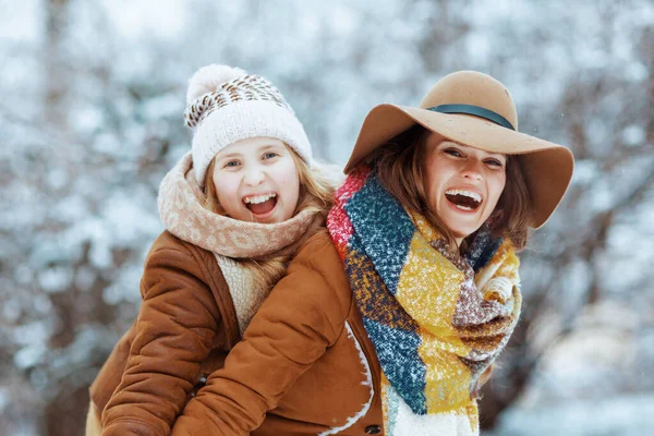 Souriant Élégant Mère Fille Chapeaux Manteaux Peau Mouton Extérieur Dans — Photo