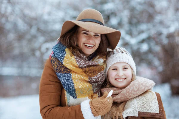 Smiling Elegant Mother Daughter Hats Sheepskin Coats Mittens Hygienic Lipstick — Stock Photo, Image