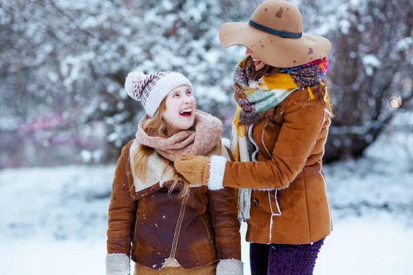 Souriant Élégante Mère Enfant Chapeaux Manteaux Peau Mouton Avec Mitaines — Photo