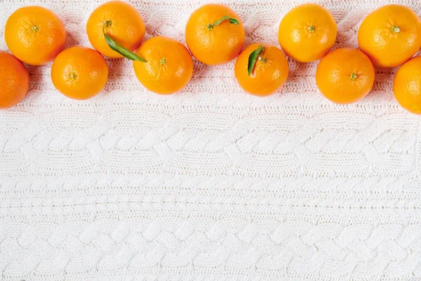 Couche Plate Hiver Avec Des Mandarines Sur Fond Tricoté Blanc — Photo