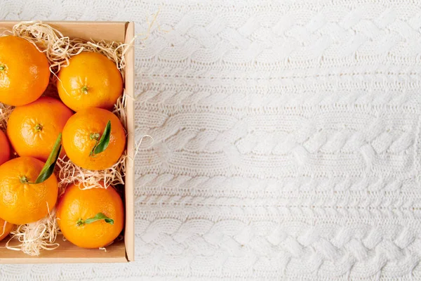 Couche Plate Hiver Avec Des Mandarines Sur Fond Tricoté Blanc — Photo