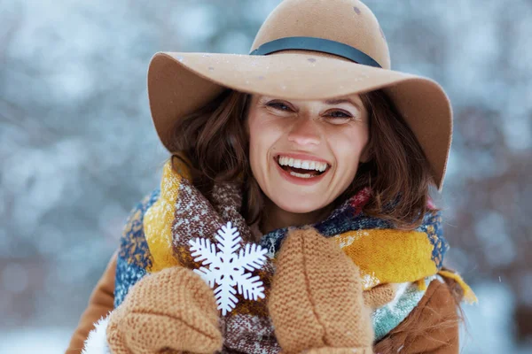 Portrait Smiling Modern Female Brown Hat Scarf Mittens Snowflake City — Stock Photo, Image